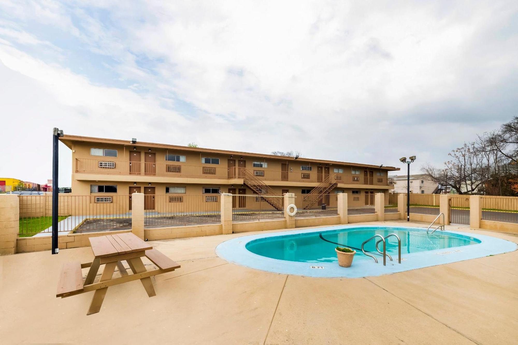 Oyo Hotel San Antonio Lackland Afb Seaworld Hwy 90 W Bagian luar foto