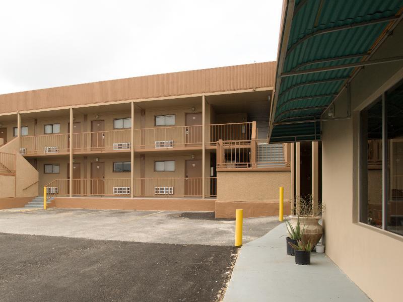 Oyo Hotel San Antonio Lackland Afb Seaworld Hwy 90 W Bagian luar foto